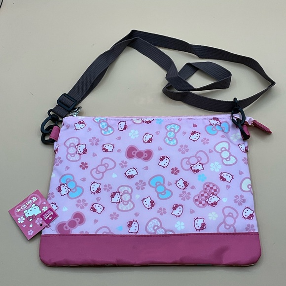 A Very Cute NWT Sanrio 2020 Hello Kitty Crossbody Bag - Picture 2 of 3